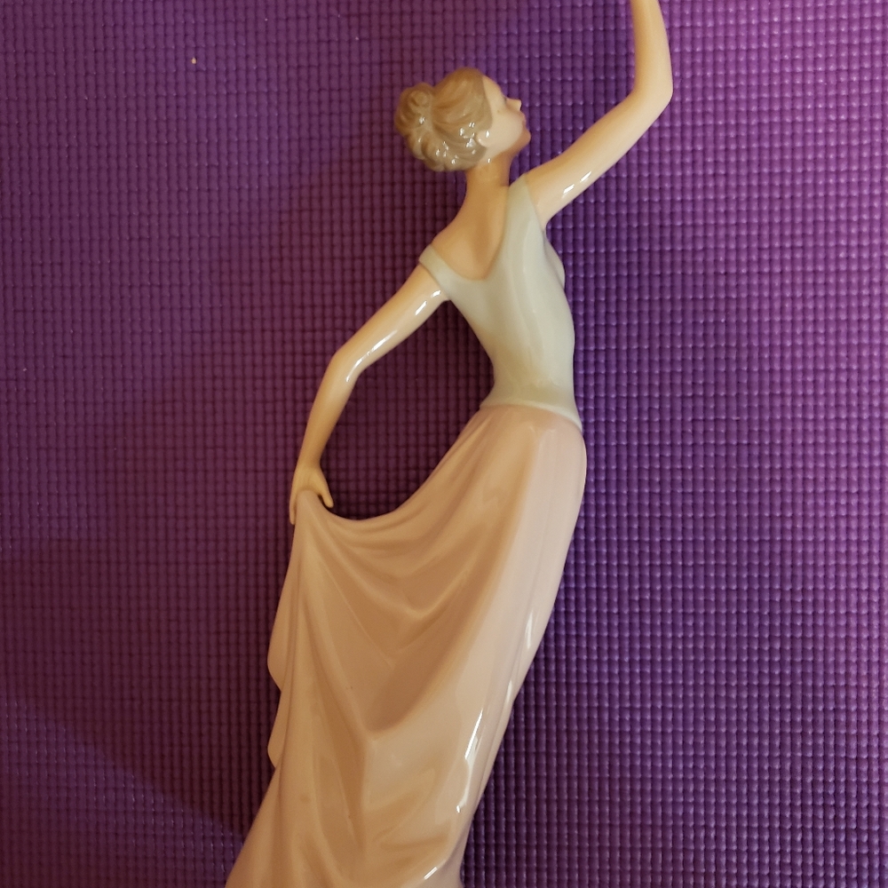 Lladro Nao figurine